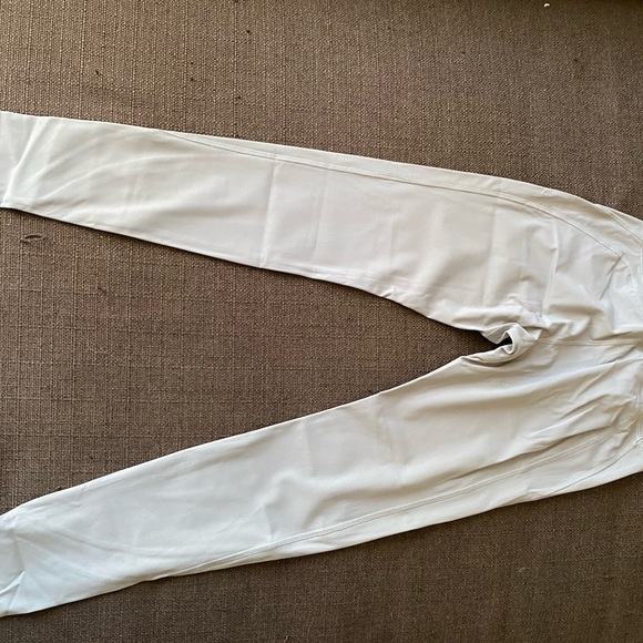 Alphalete leggings in grey size xs never worn comes with bag and tags - Picture 3 of 3